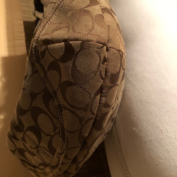 Authentic E06k-6279 gently used Tan Shoulder Bag - Picture 5 of 8